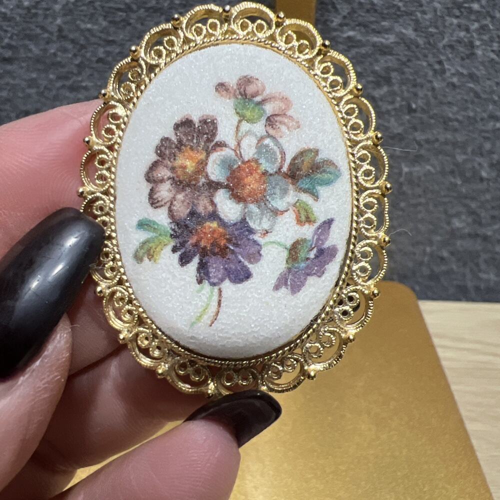 Vintage Gold-Tone Oval Cameo-Style Brooch Pin w/ A Hand-Painted - Picture 5 of 6